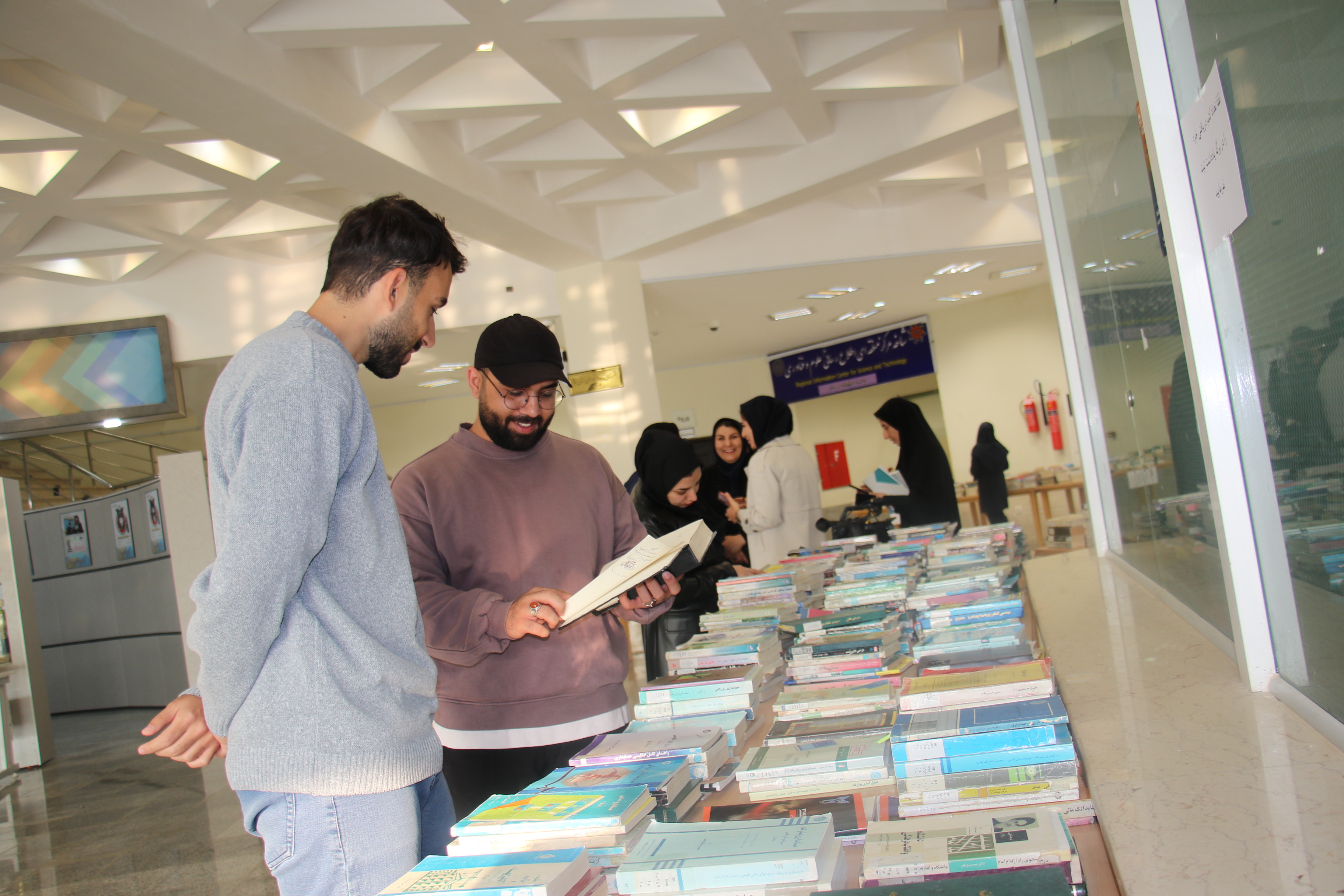 نمايشگاه عرضه کتاب‌هاي وجين‌شده کتابخانه مرکزي دانشگاه ايلام افتتاح شد