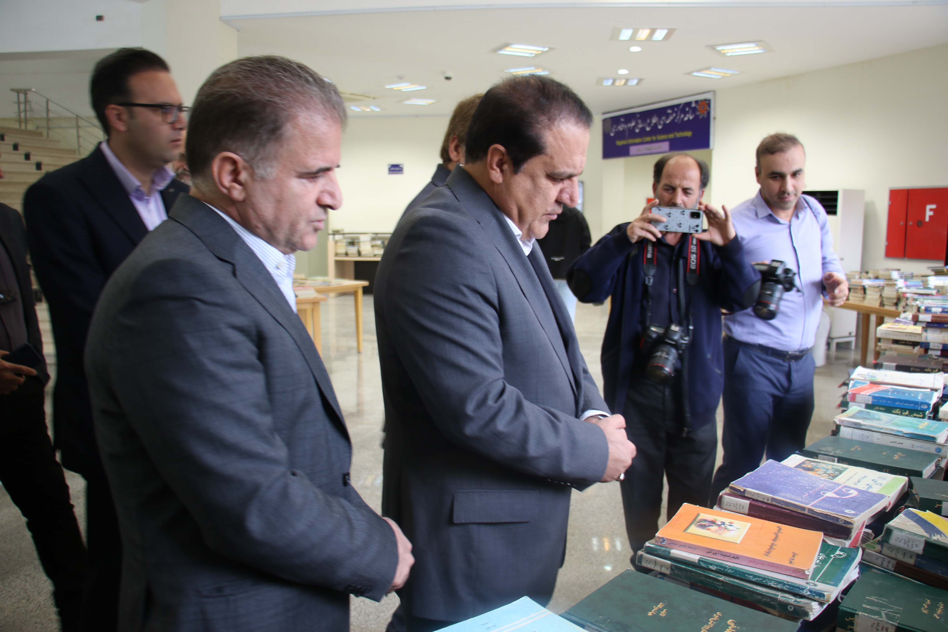 نمايشگاه عرضه کتاب‌هاي وجين‌شده کتابخانه مرکزي دانشگاه ايلام افتتاح شد