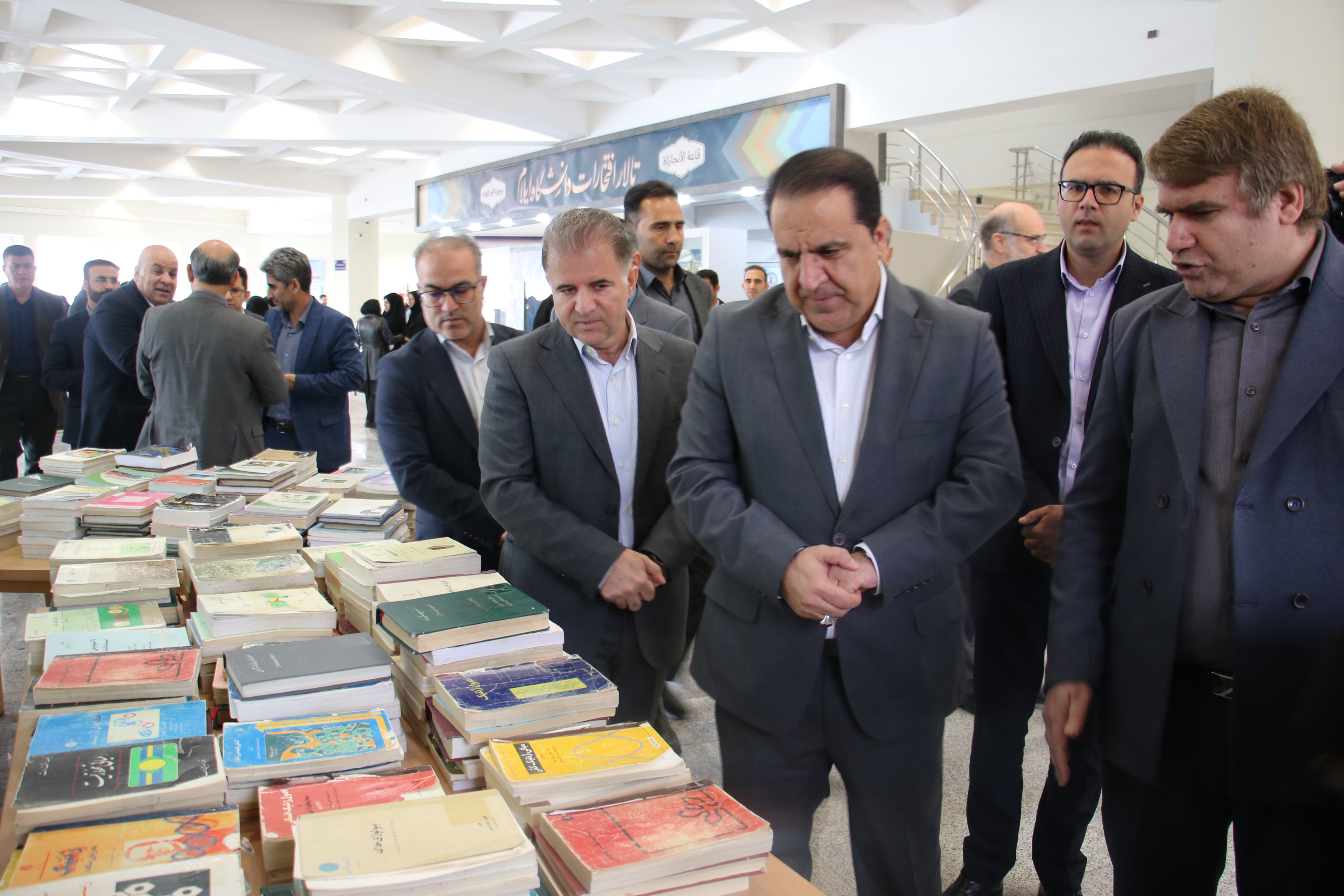 نمايشگاه عرضه کتاب‌هاي وجين‌شده کتابخانه مرکزي دانشگاه ايلام افتتاح شد