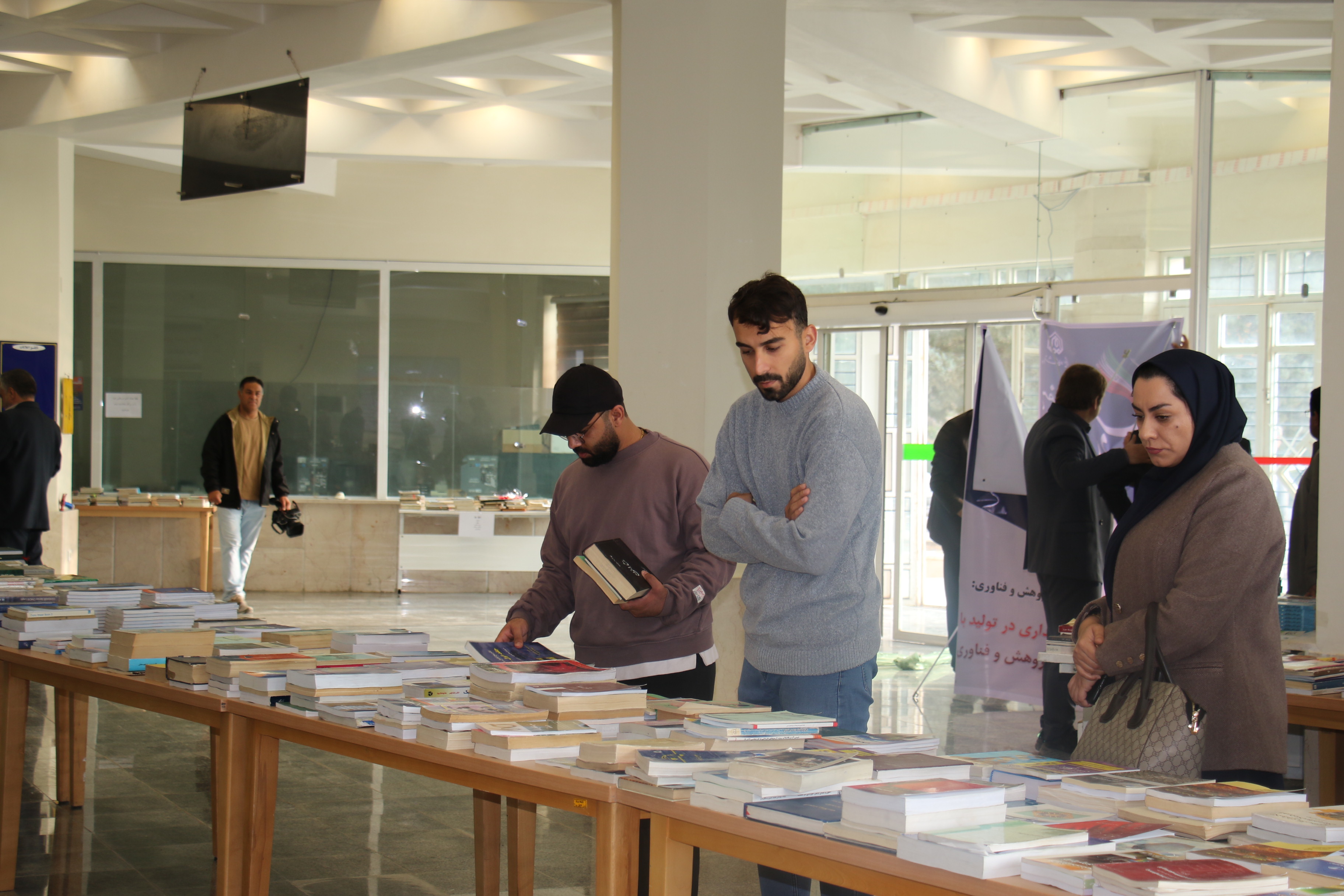 نمايشگاه عرضه کتاب‌هاي وجين‌شده کتابخانه مرکزي دانشگاه ايلام افتتاح شد