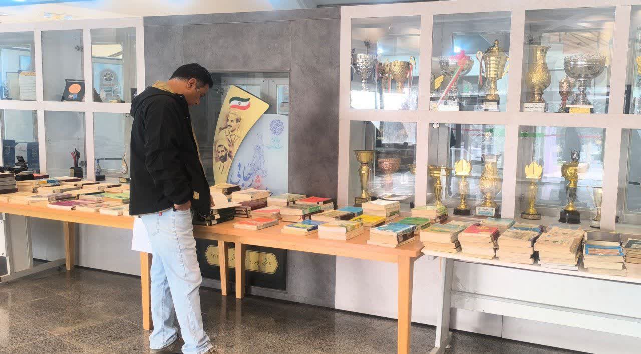 نمايشگاه عرضه کتاب‌هاي وجين‌شده کتابخانه مرکزي دانشگاه ايلام افتتاح شد