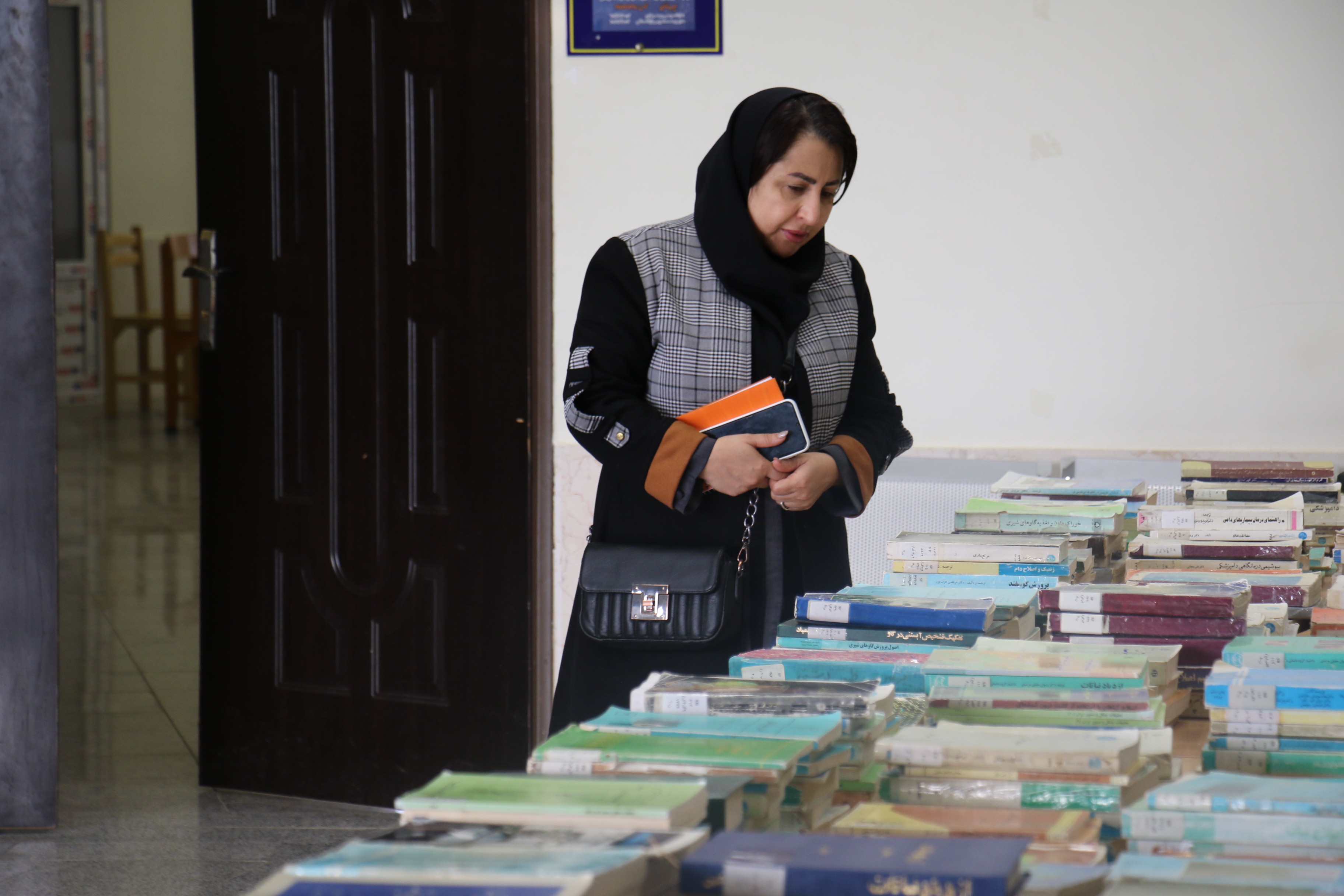 نمايشگاه عرضه کتاب‌هاي وجين‌شده کتابخانه مرکزي دانشگاه ايلام افتتاح شد