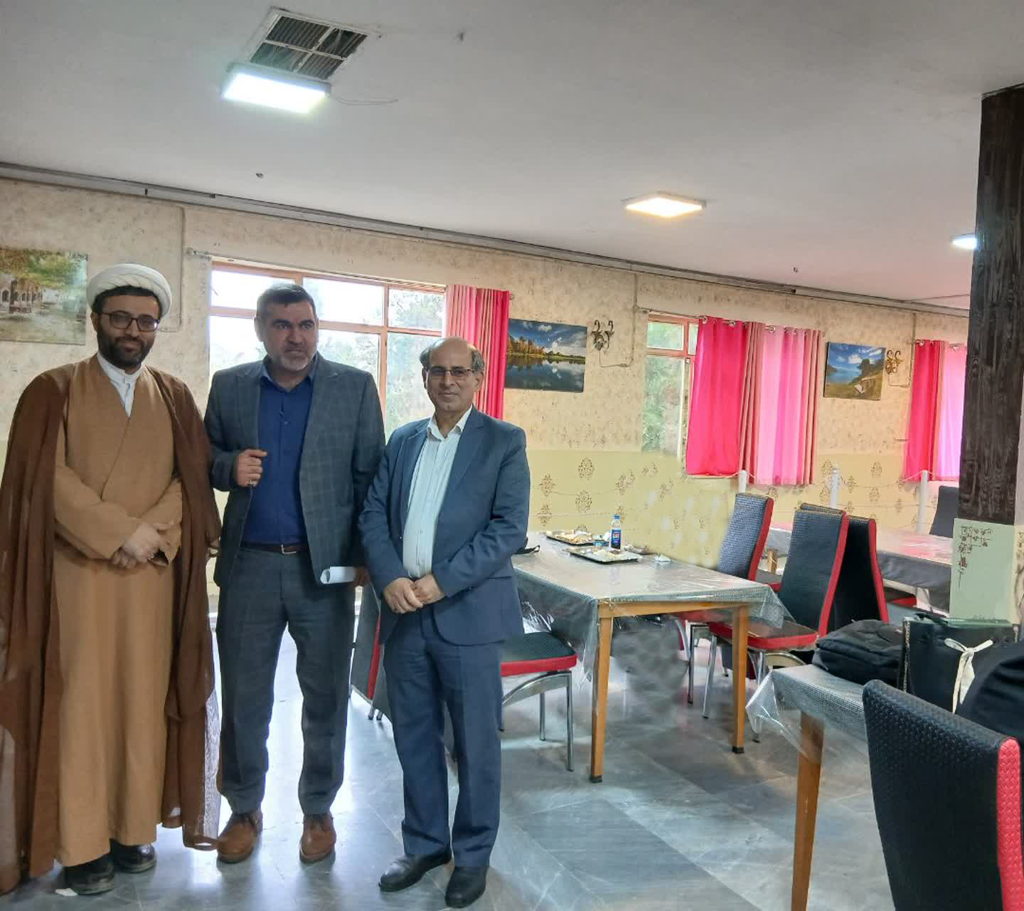 گزارش تصويري از بازديد حجت الاسلام و المسلمين حاج آقا هادي‌زاده (مسئول محترم دفتر نهاد نمايندگي مقام معظم رهبري در دانشگاه) و جناب آقاي دکتر رستمي نيا (معاون محترم دانشجويي) از نمازخانه و سلف سرويس خواهران (شنبه 24 آبان 1404)