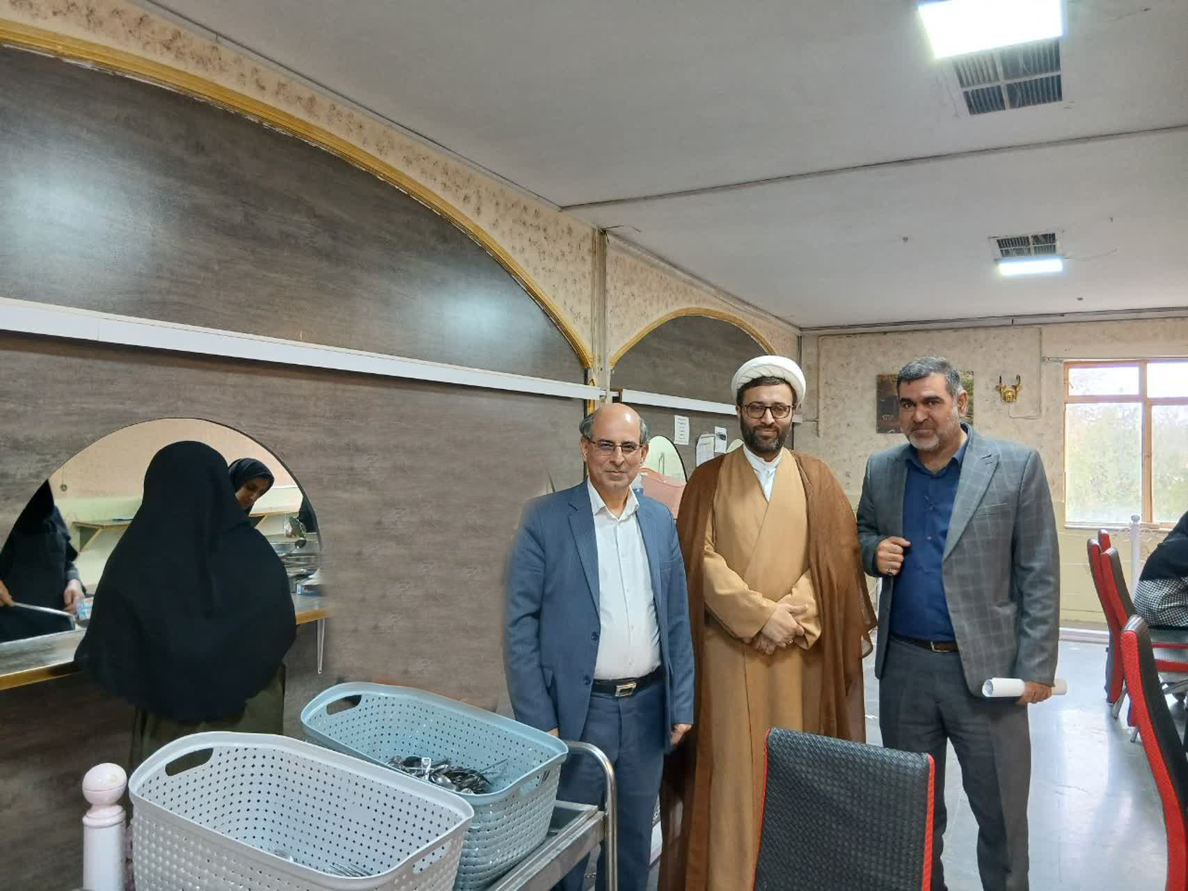 گزارش تصويري از بازديد حجت الاسلام و المسلمين حاج آقا هادي‌زاده (مسئول محترم دفتر نهاد نمايندگي مقام معظم رهبري در دانشگاه) و جناب آقاي دکتر رستمي نيا (معاون محترم دانشجويي) از نمازخانه و سلف سرويس خواهران (شنبه 24 آبان 1404)