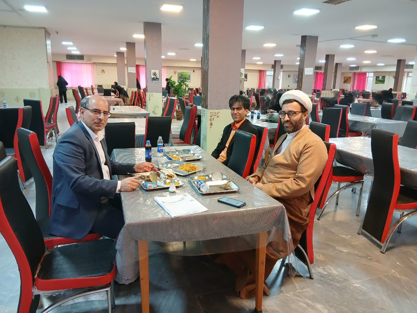 گزارش تصويري از بازديد حجت الاسلام و المسلمين حاج آقا هادي‌زاده (مسئول محترم دفتر نهاد نمايندگي مقام معظم رهبري در دانشگاه) و جناب آقاي دکتر رستمي نيا (معاون محترم دانشجويي) از نمازخانه و سلف سرويس خواهران (شنبه 24 آبان 1404)